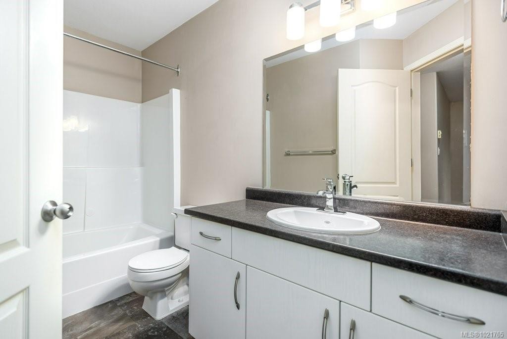 211-130 Back Rd, Courtenay, BC - Indoor Photo Showing Bathroom