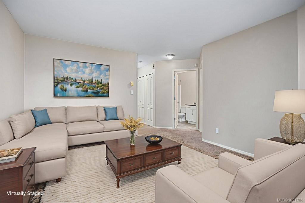 211-130 Back Rd, Courtenay, BC - Indoor Photo Showing Living Room