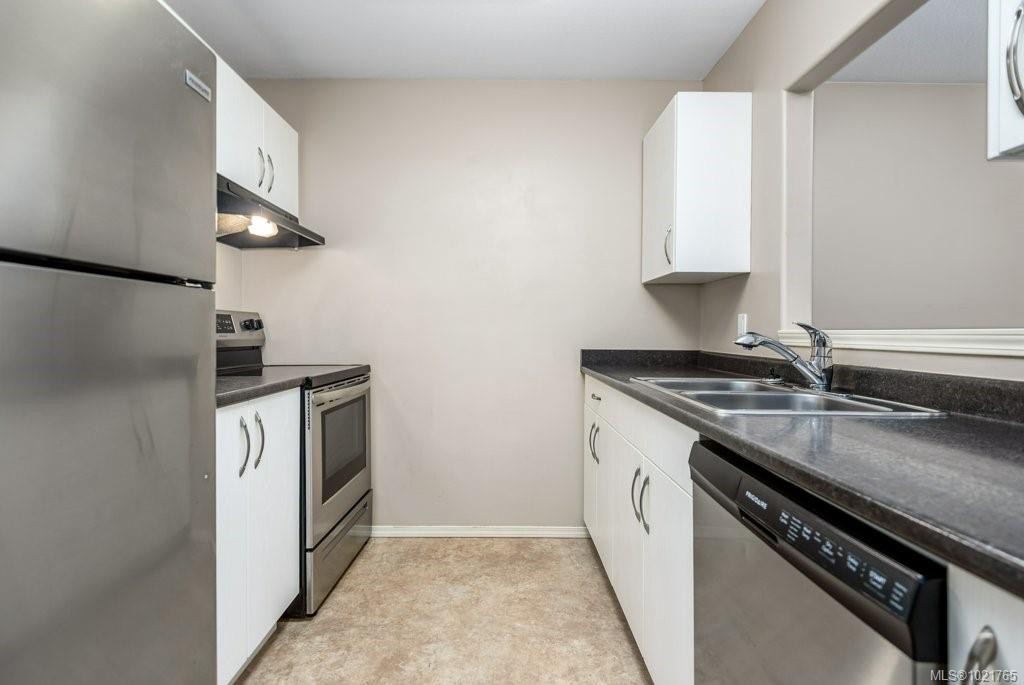 211-130 Back Rd, Courtenay, BC - Indoor Photo Showing Kitchen With Double Sink