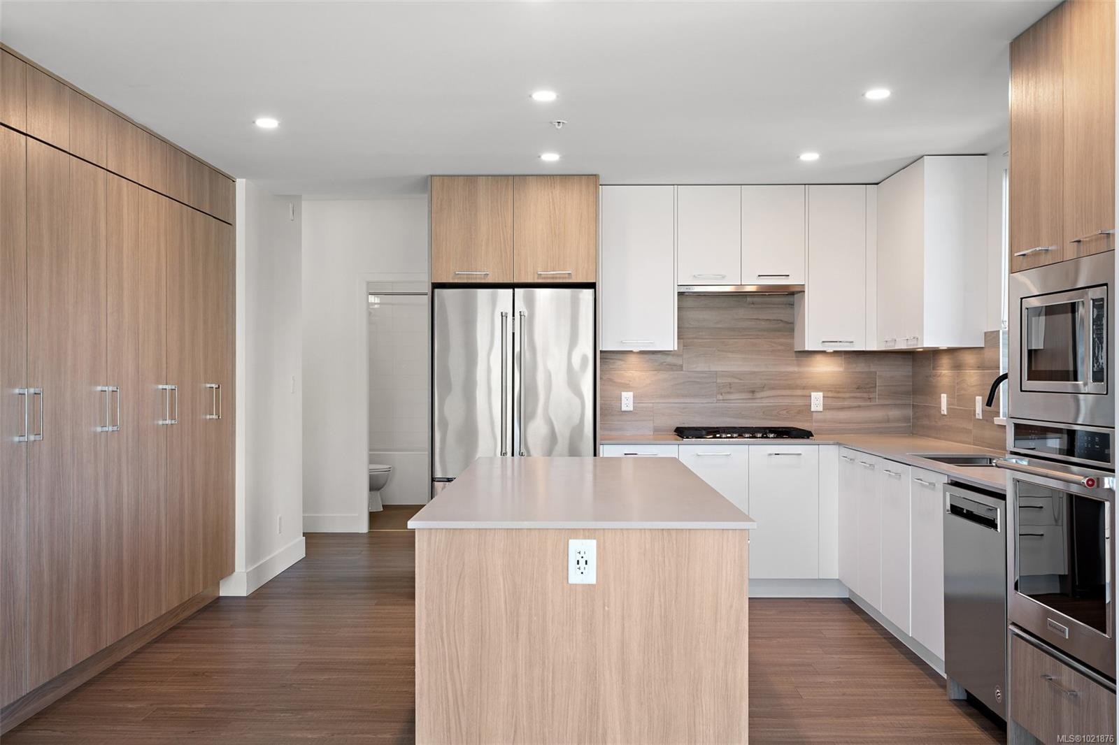 418-960 Reunion Ave, Langford, BC - Indoor Photo Showing Kitchen With Upgraded Kitchen