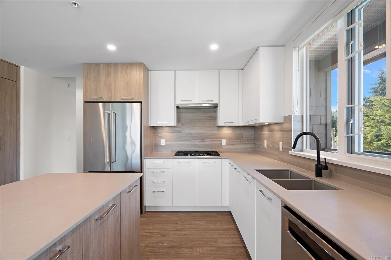 418-960 Reunion Ave, Langford, BC - Indoor Photo Showing Kitchen With Double Sink With Upgraded Kitchen