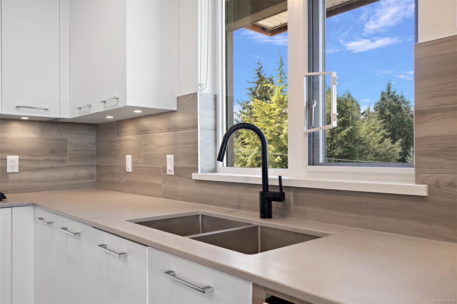 418-960 Reunion Ave, Langford, BC - Indoor Photo Showing Kitchen With Double Sink