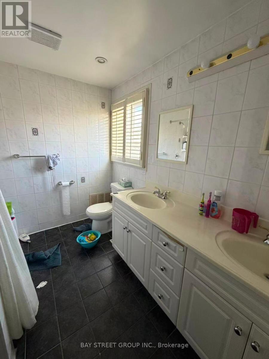 33 Winborne Road, Vaughan, ON - Indoor Photo Showing Bathroom
