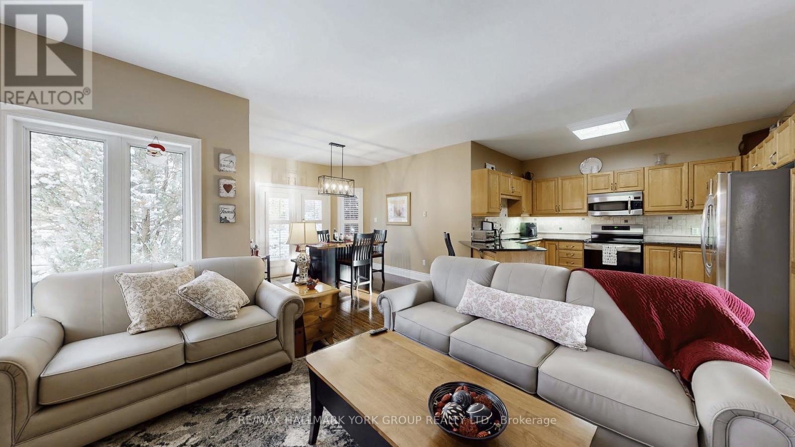 1035 Northern Prospect Crescent, Newmarket, ON - Indoor Photo Showing Living Room