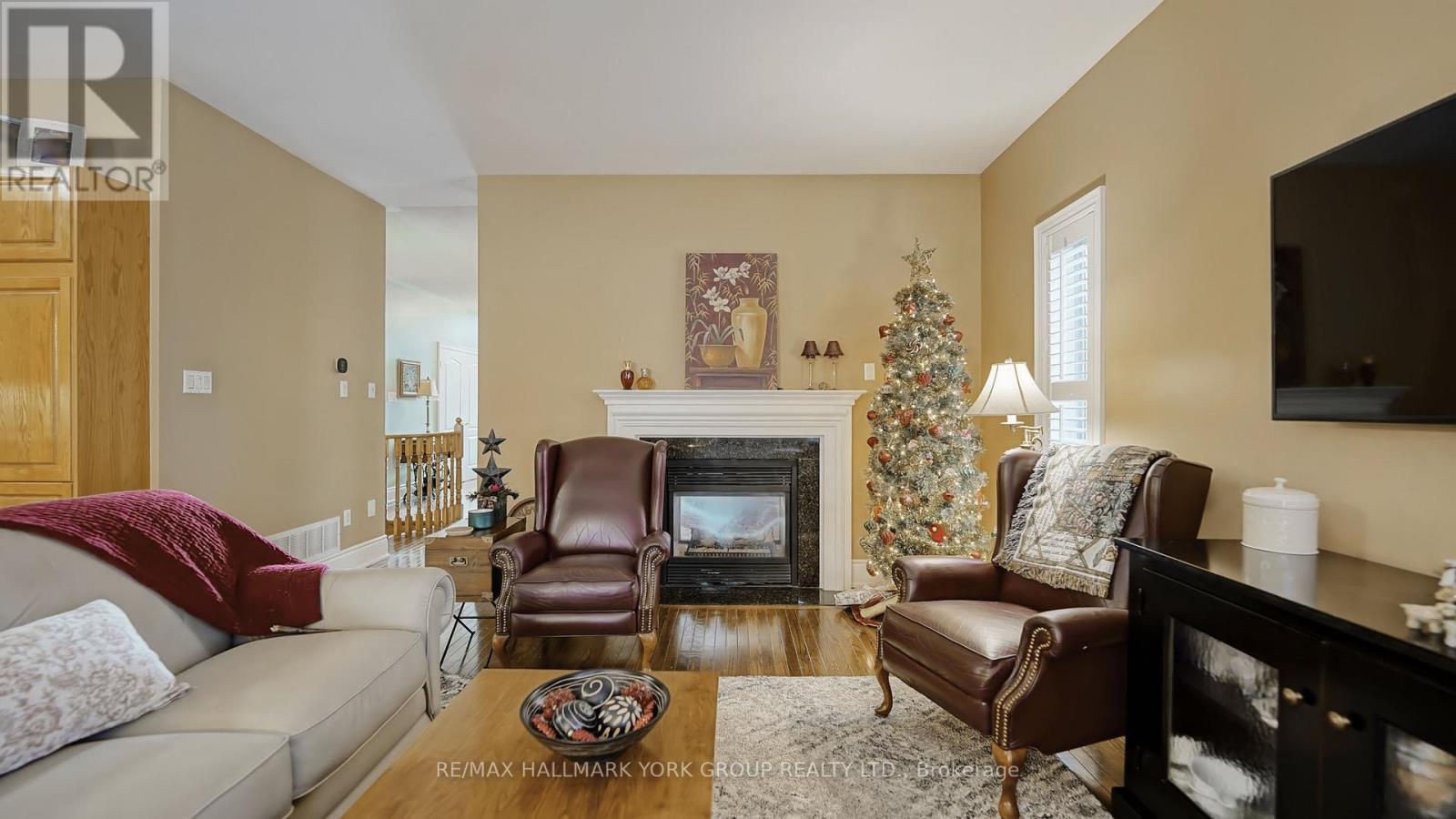 1035 Northern Prospect Crescent, Newmarket, ON - Indoor Photo Showing Living Room With Fireplace