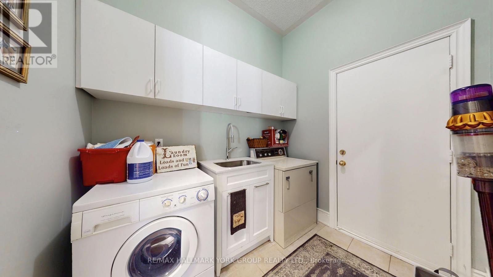 1035 Northern Prospect Crescent, Newmarket, ON - Indoor Photo Showing Laundry Room