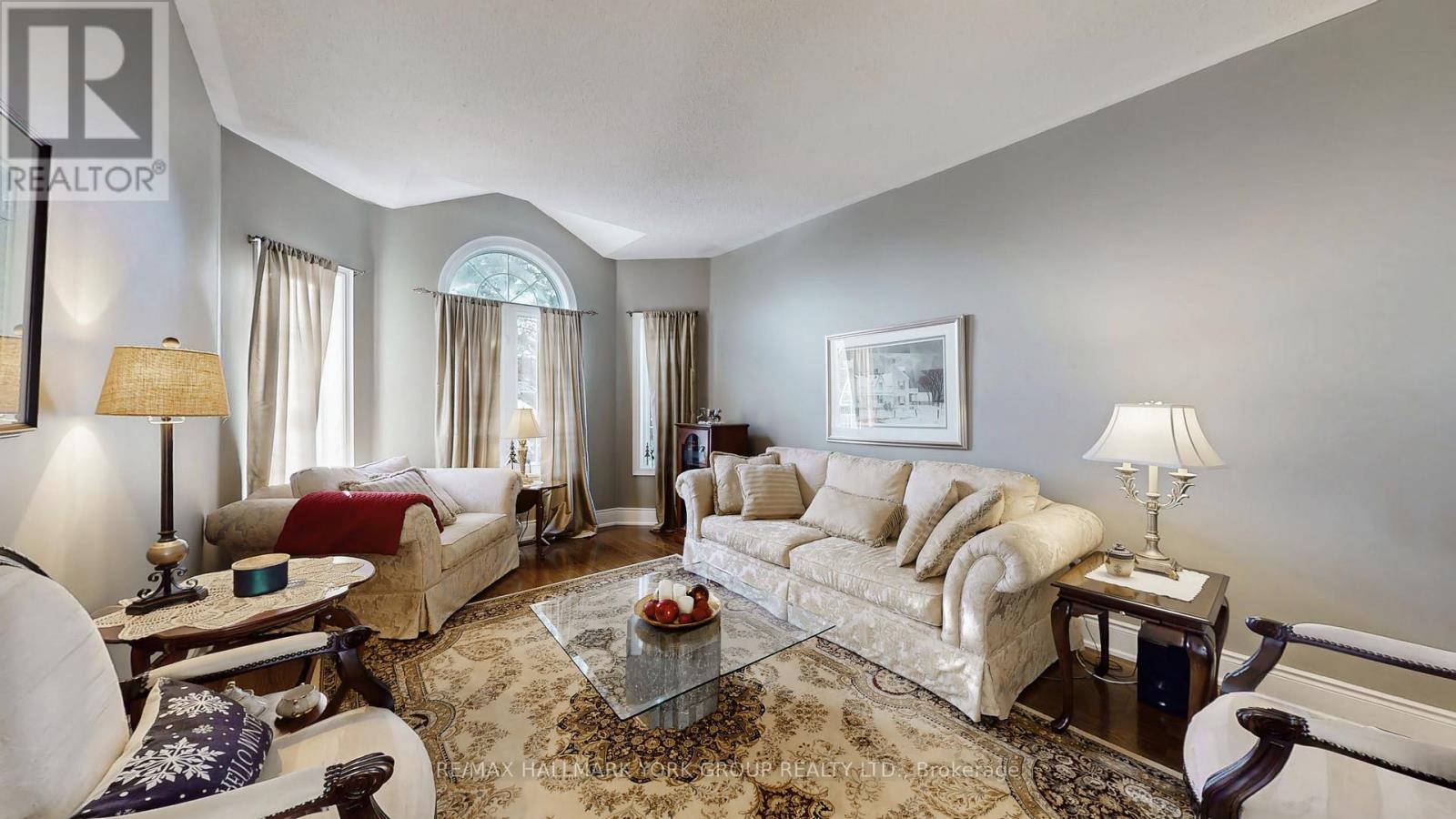 1035 Northern Prospect Crescent, Newmarket, ON - Indoor Photo Showing Living Room