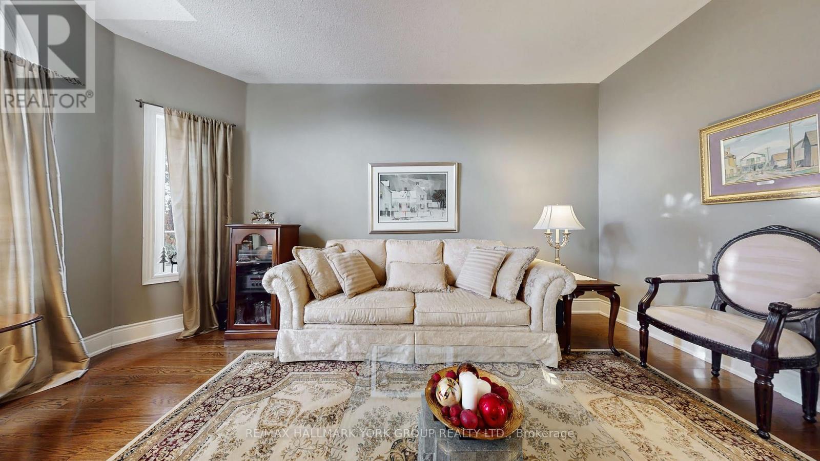 1035 Northern Prospect Crescent, Newmarket, ON - Indoor Photo Showing Living Room