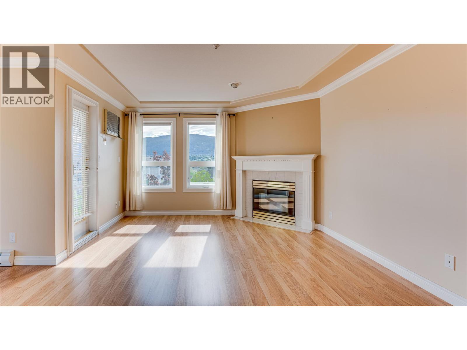 3300 Centennial Drive Unit# 316, Vernon, BC - Indoor Photo Showing Living Room With Fireplace