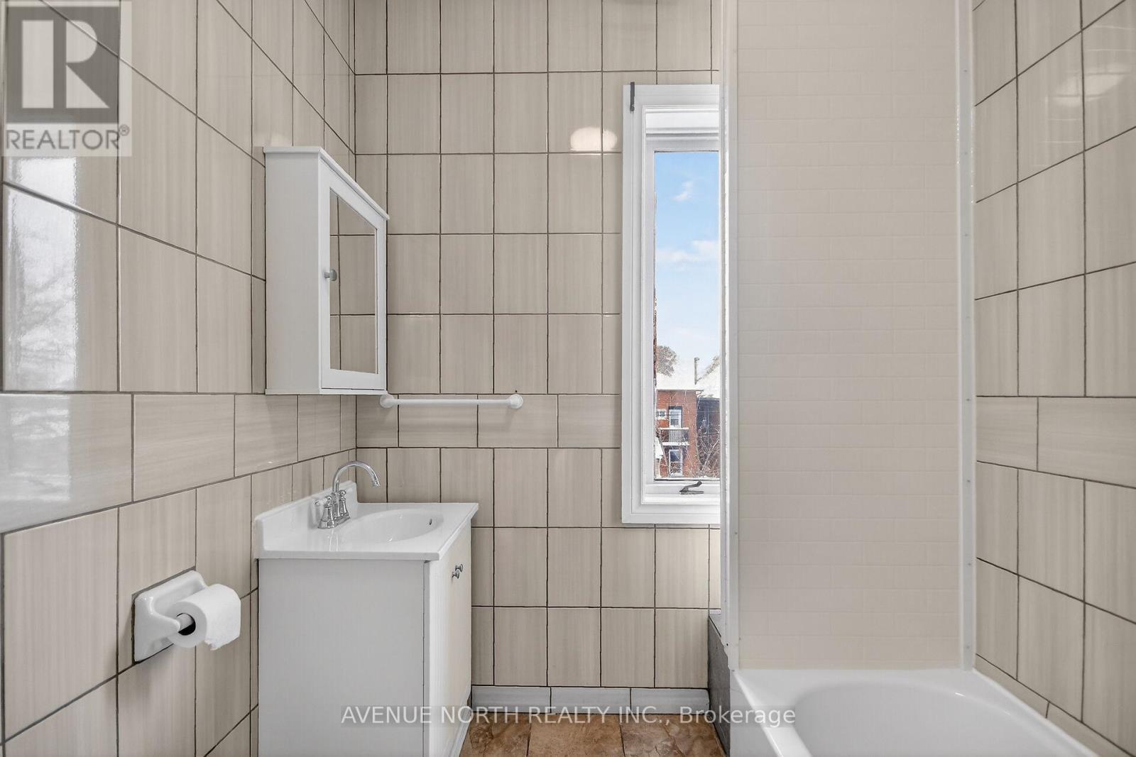 210 Florence Street, Ottawa, ON - Indoor Photo Showing Bathroom