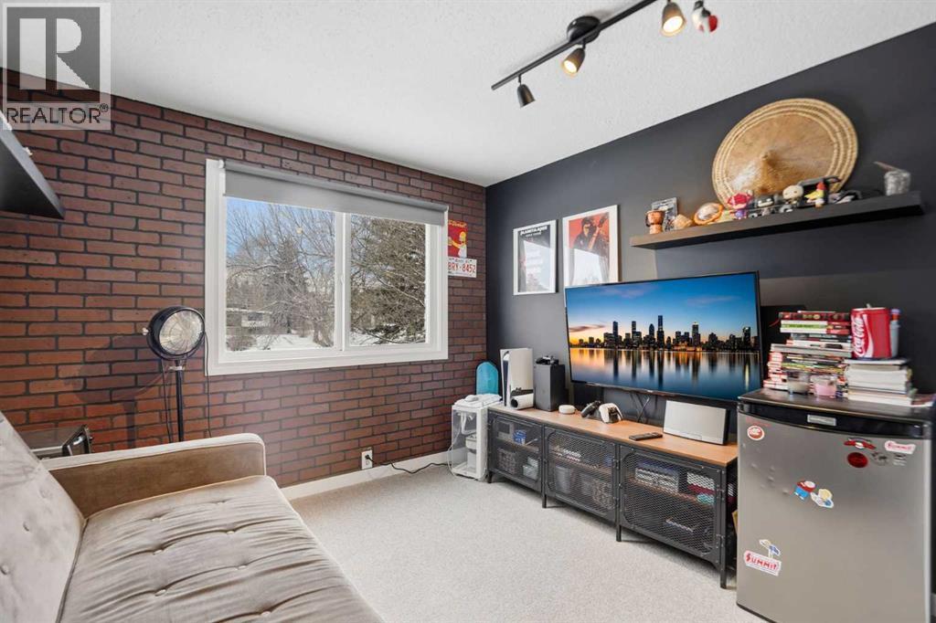 2nd Bedroom with Modern Wall Design - 86, 630 Sabrina Road Sw, Calgary, AB - Indoor