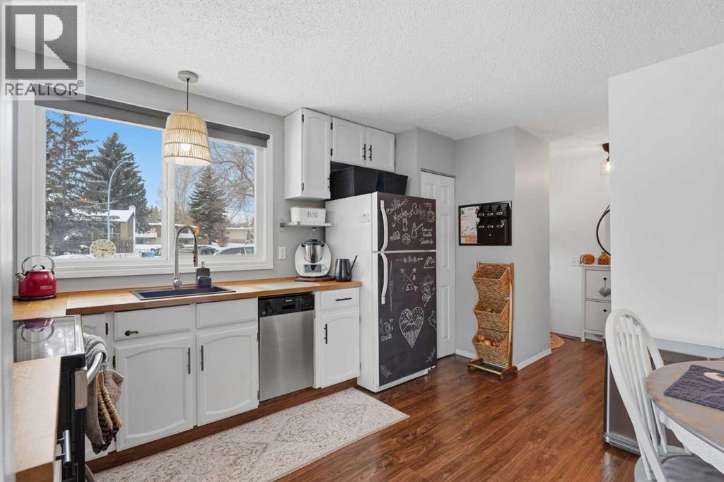 Bright and Family-Friendly Kitchen - 86, 630 Sabrina Road Sw, Calgary, AB - Indoor Photo Showing Kitchen