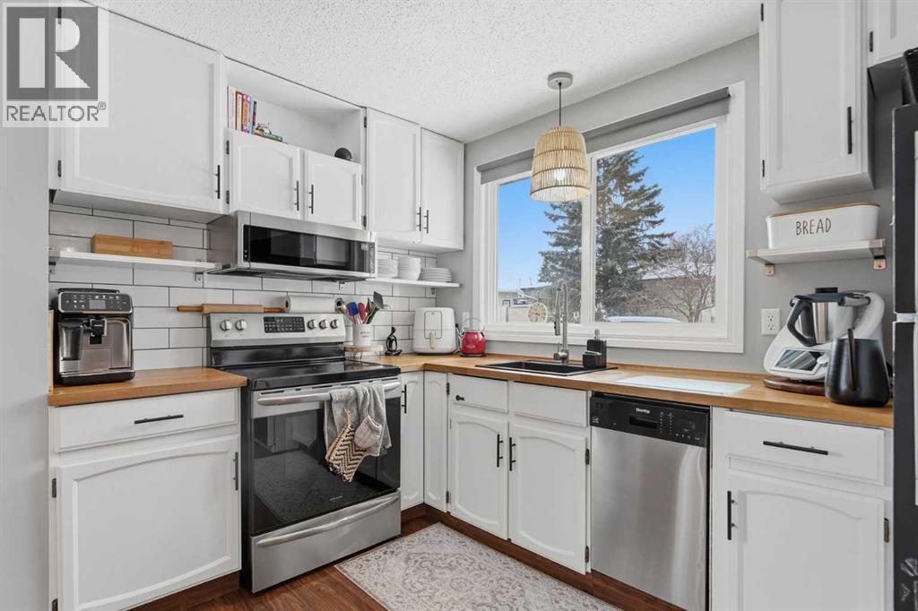 86, 630 Sabrina Road Sw, Calgary, AB - Indoor Photo Showing Kitchen With Stainless Steel Kitchen