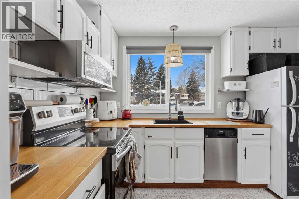 Generous Space for Comfortable Meal Preparation - 86, 630 Sabrina Road Sw, Calgary, AB - Indoor Photo Showing Kitchen