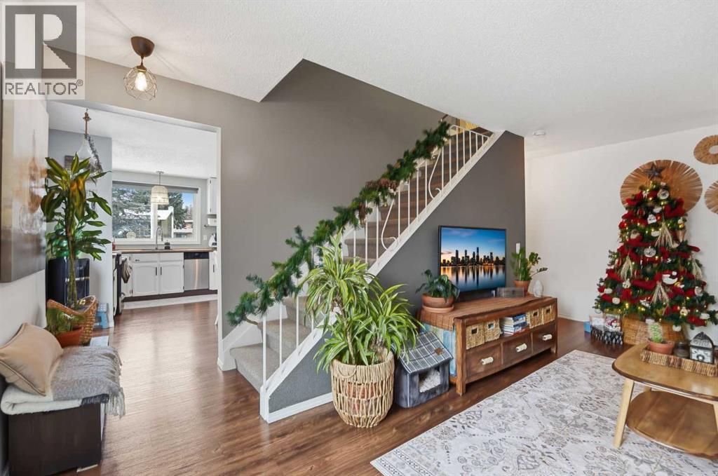 Convenient Main Floor Layout with Quick Access from Kitchen to Living Room - 86, 630 Sabrina Road Sw, Calgary, AB - Indoor