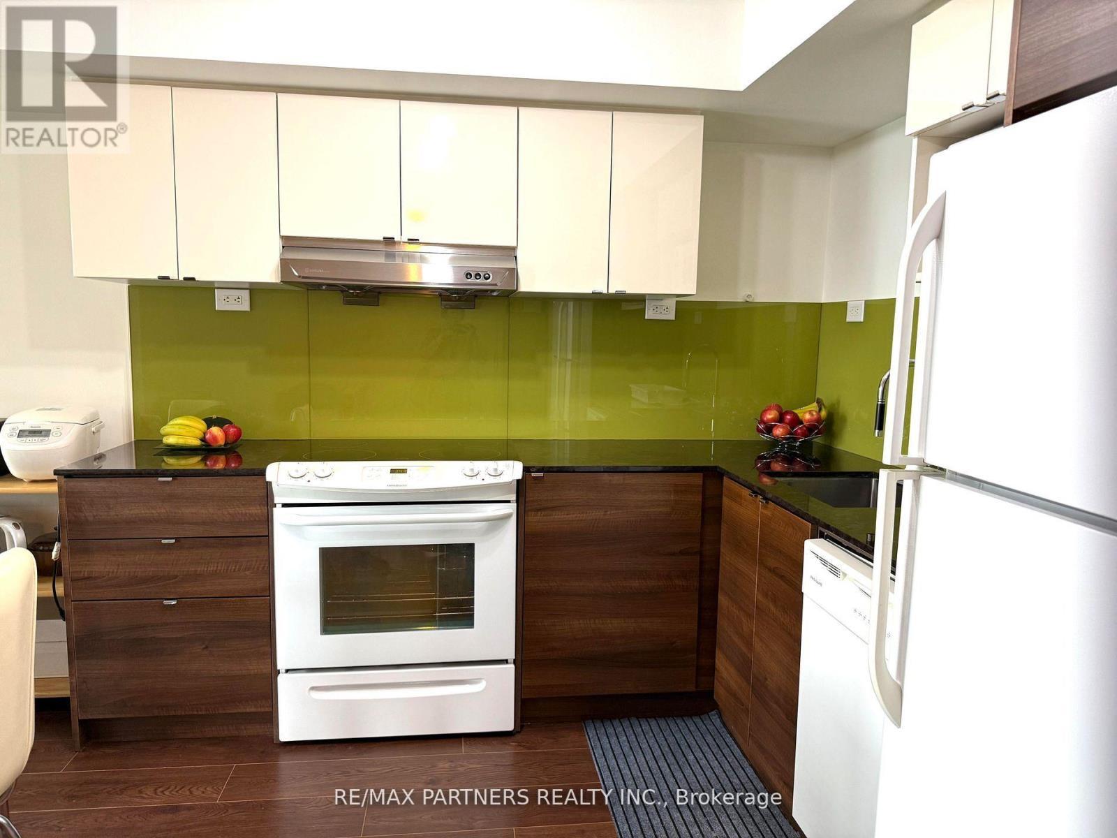 716 - 121 Mcmahon Drive, Toronto, ON - Indoor Photo Showing Kitchen