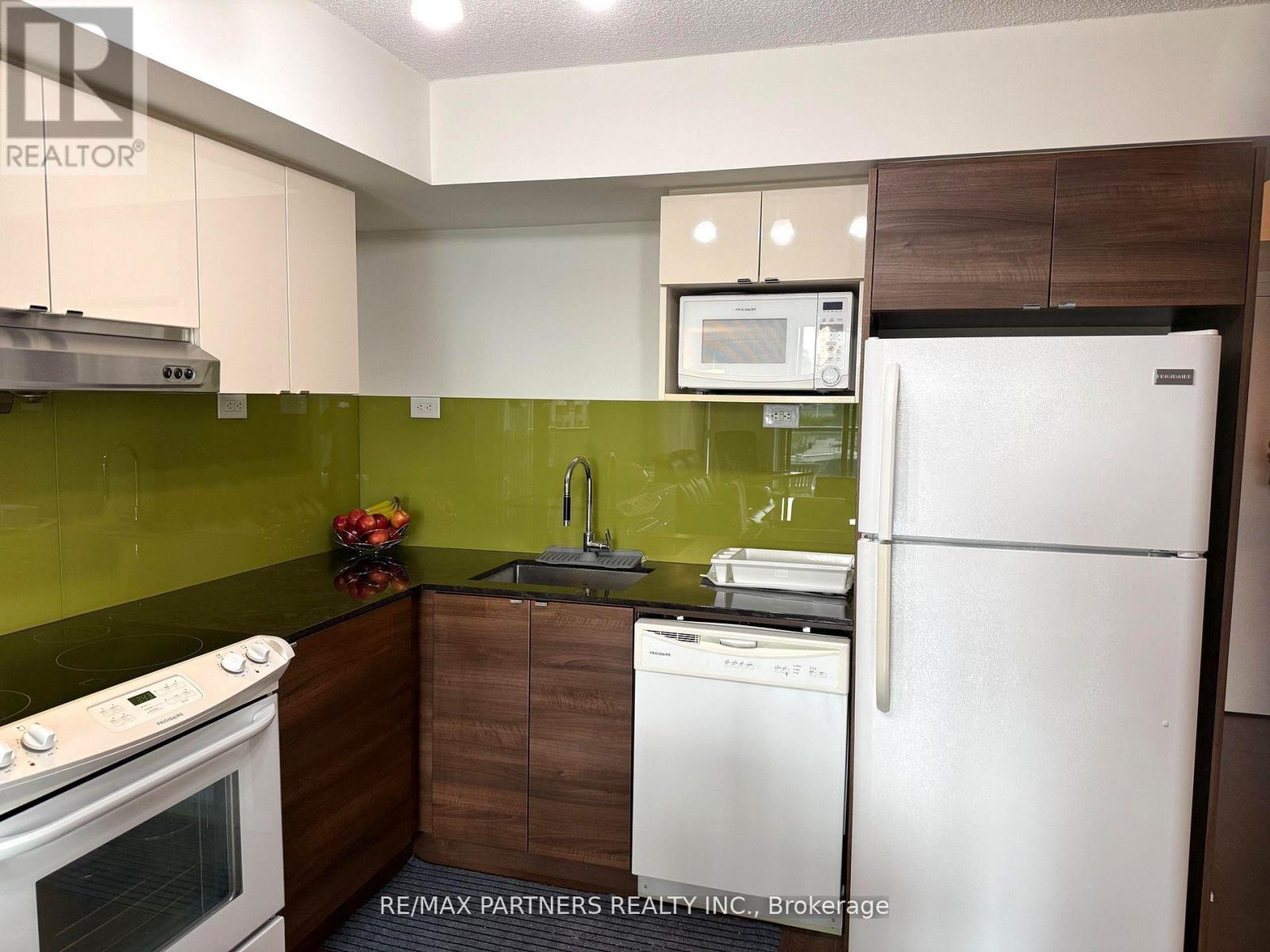 716 - 121 Mcmahon Drive, Toronto, ON - Indoor Photo Showing Kitchen