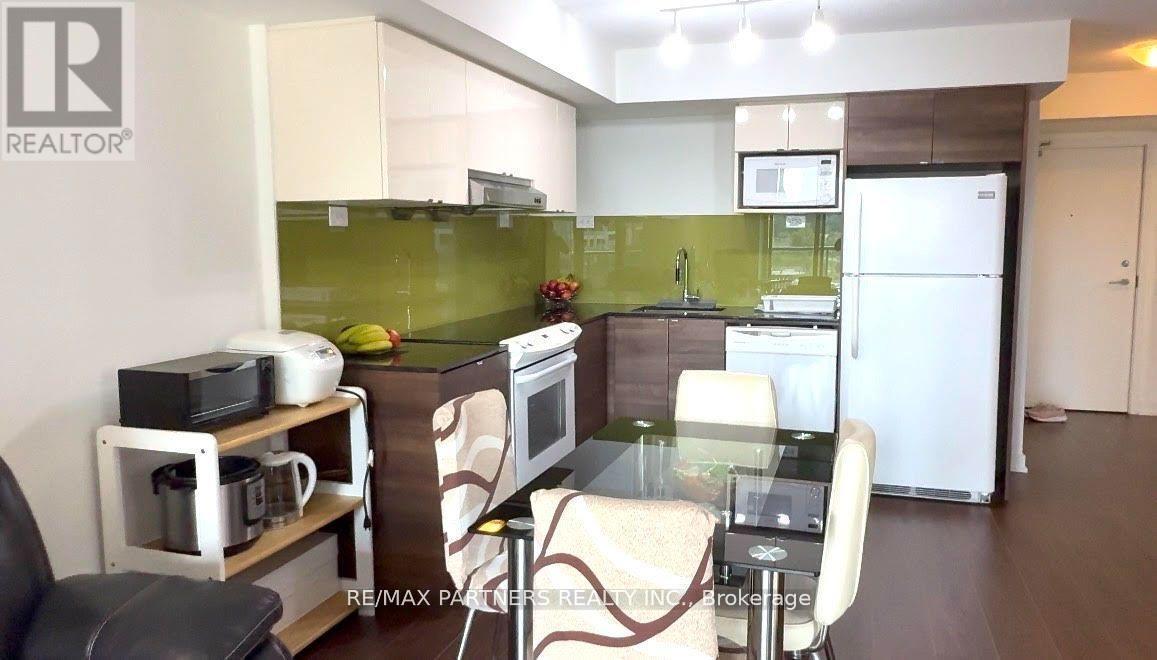 716 - 121 Mcmahon Drive, Toronto, ON - Indoor Photo Showing Kitchen