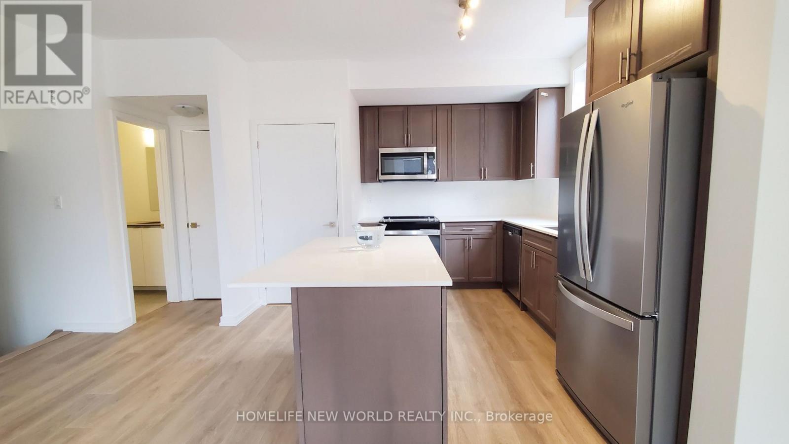 3 - 15 Lytham Green Circle, Newmarket, ON - Indoor Photo Showing Kitchen With Double Sink