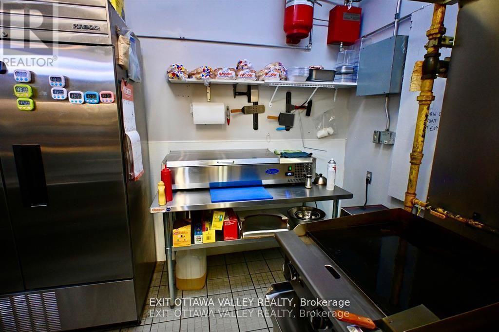 1100 Pembroke Street, Pembroke, ON