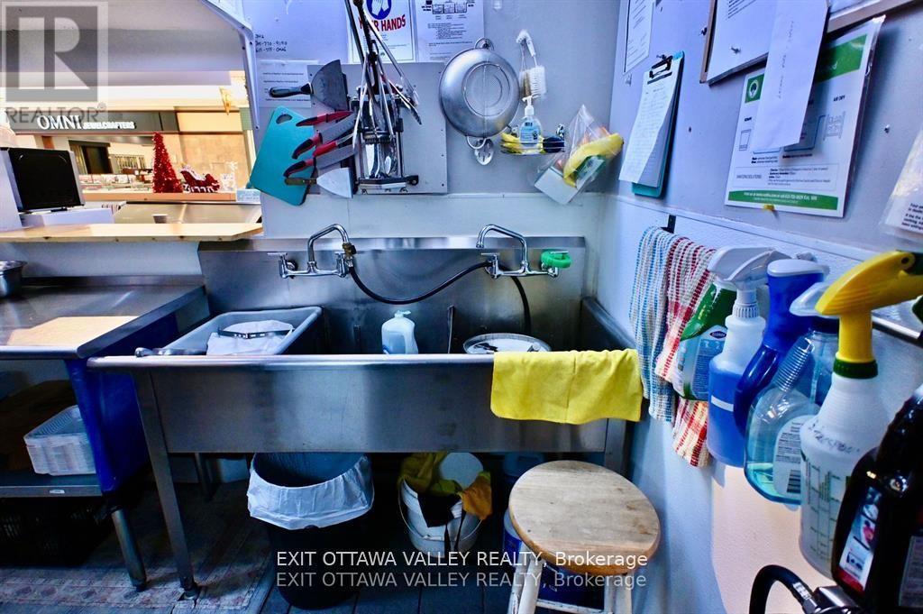 1100 Pembroke Street, Pembroke, ON