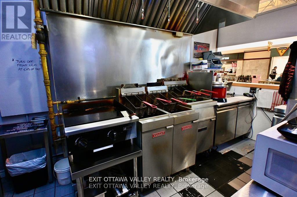 1100 Pembroke Street, Pembroke, ON