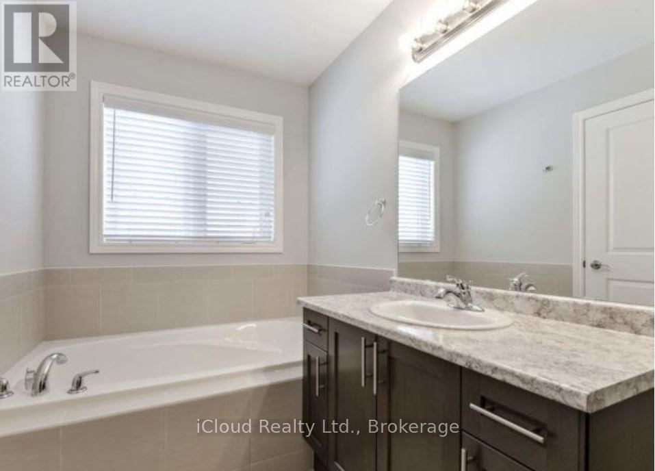 66 Cittadella Boulevard, Hamilton, ON - Indoor Photo Showing Bathroom