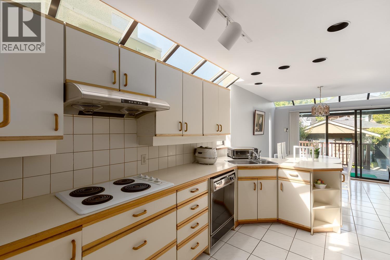 4027 W 32Nd Avenue, Vancouver, BC - Indoor Photo Showing Kitchen With Double Sink