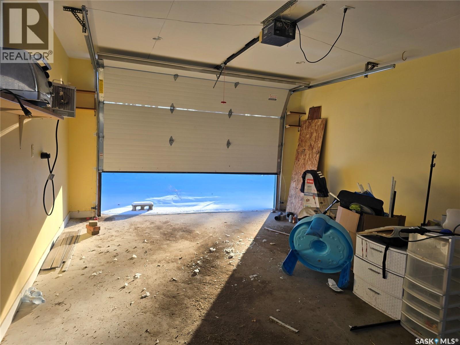 210 Western Crescent, Saskatoon, SK - Indoor Photo Showing Garage