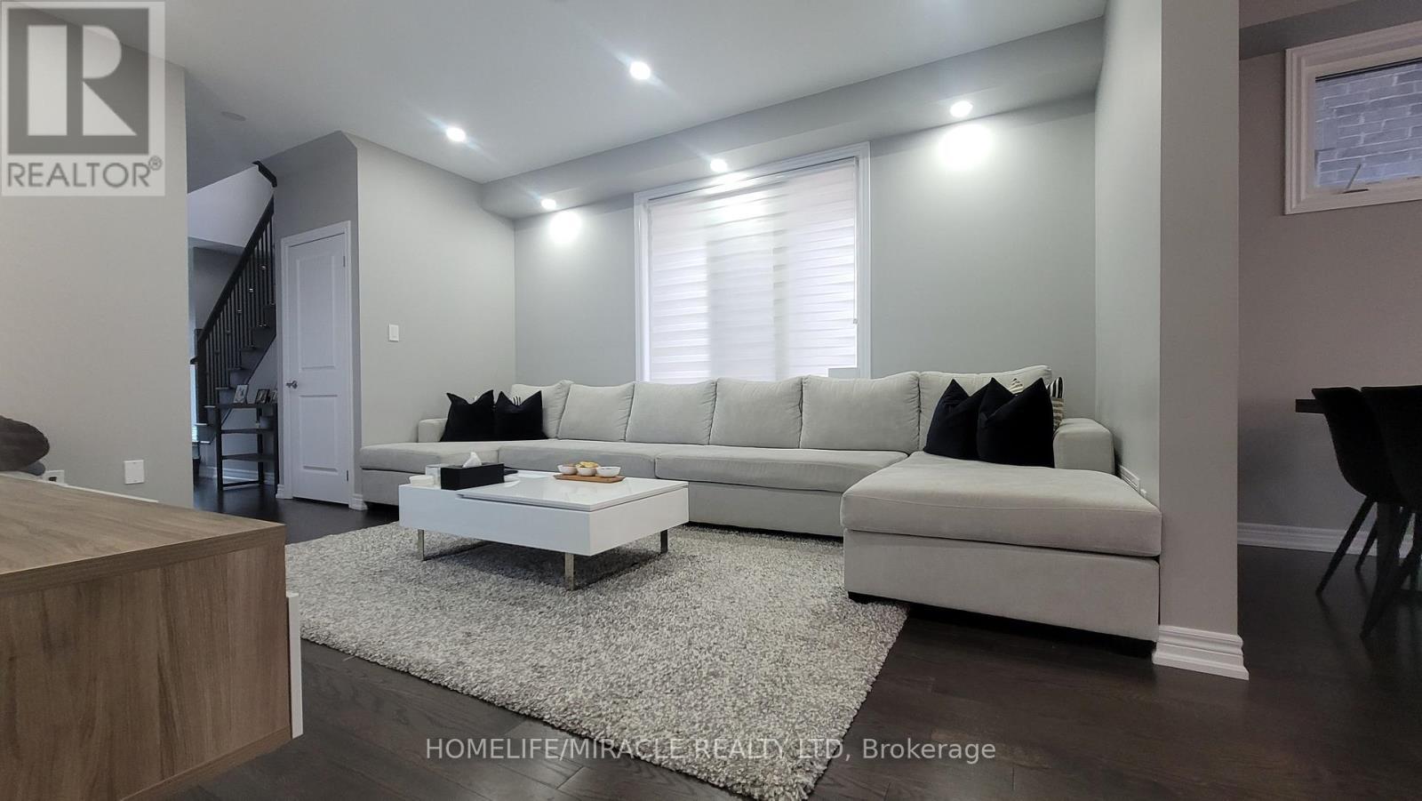 1319 Chee Chee Landing, Milton, ON - Indoor Photo Showing Living Room