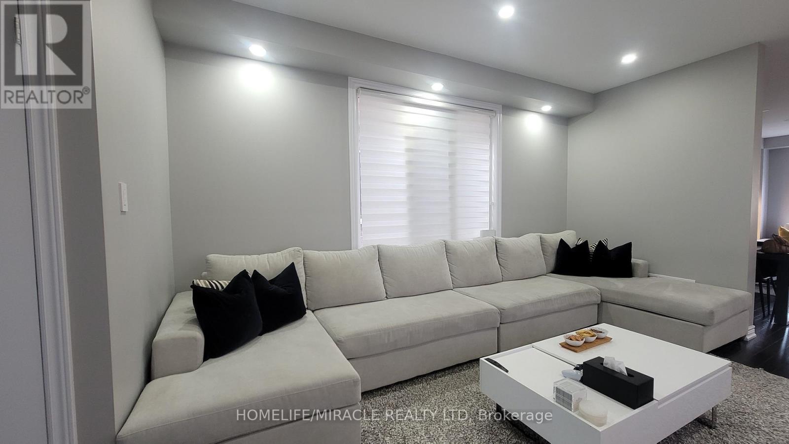 1319 Chee Chee Landing, Milton, ON - Indoor Photo Showing Living Room