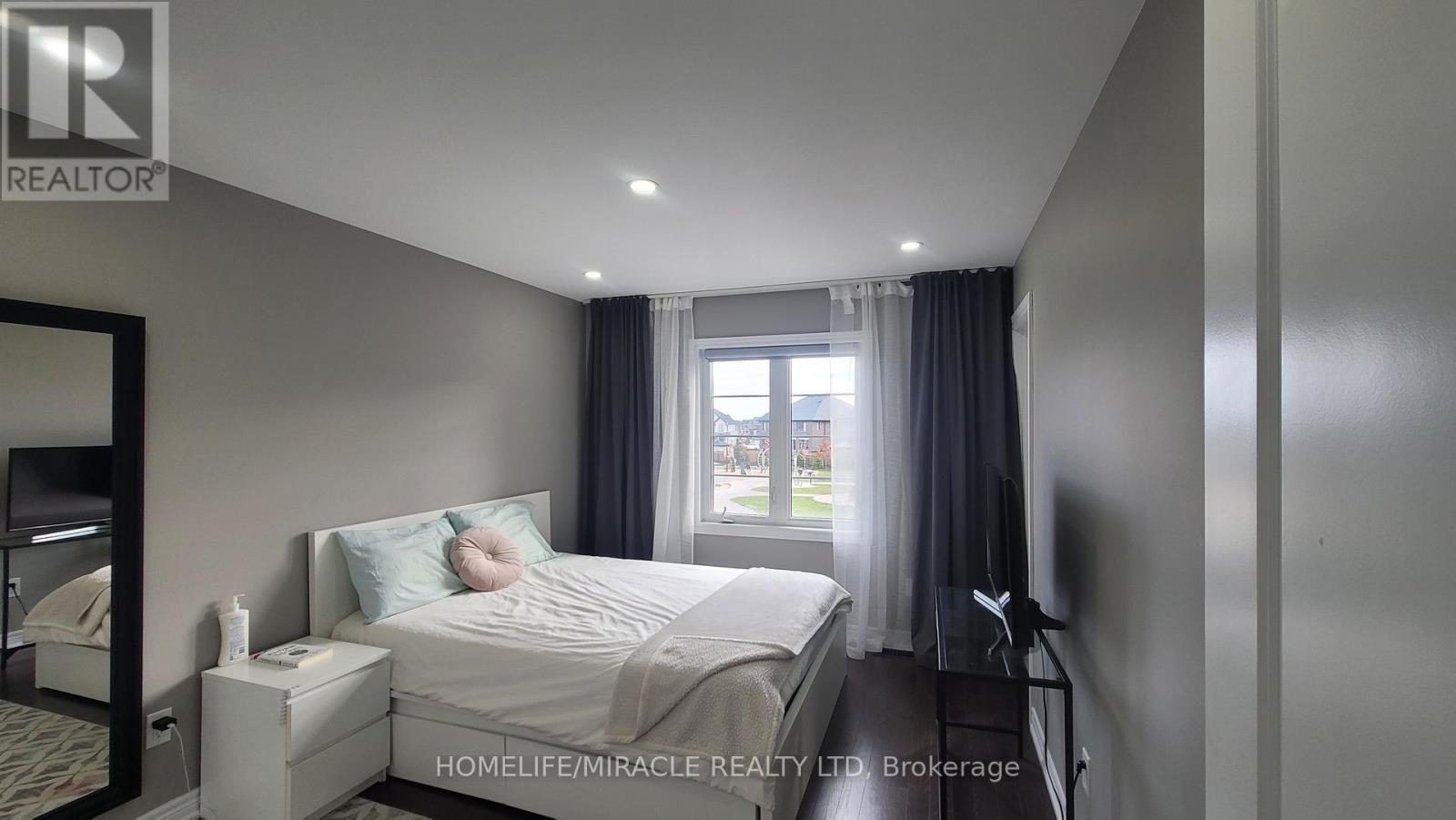 1319 Chee Chee Landing, Milton, ON - Indoor Photo Showing Bedroom