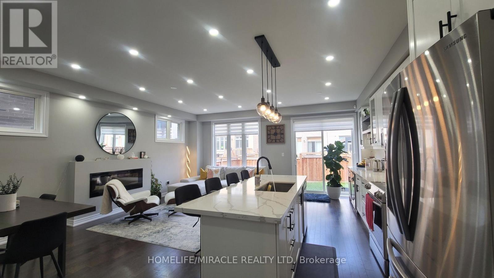 1319 Chee Chee Landing, Milton, ON - Indoor Photo Showing Kitchen With Upgraded Kitchen