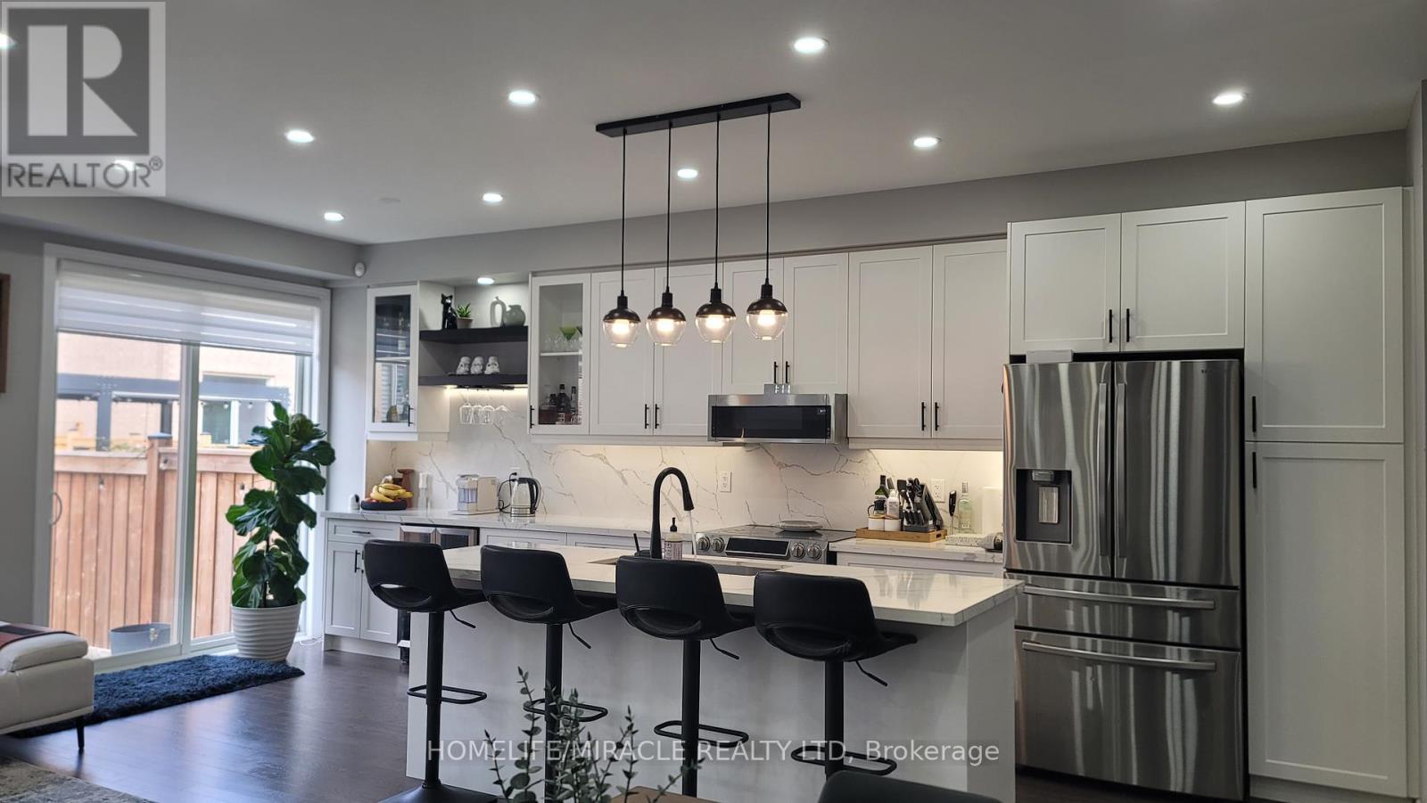 1319 Chee Chee Landing, Milton, ON - Indoor Photo Showing Kitchen With Upgraded Kitchen