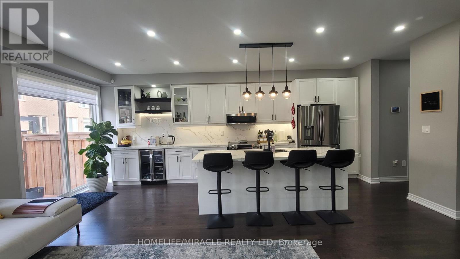 1319 Chee Chee Landing, Milton, ON - Indoor Photo Showing Kitchen With Upgraded Kitchen