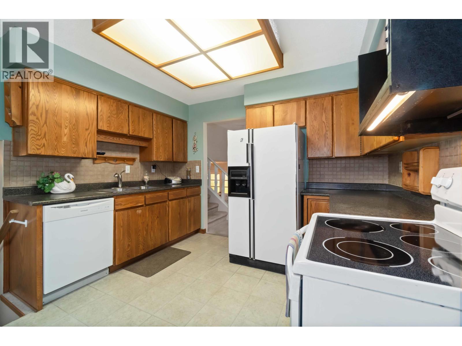 814 Kelvin Street, Coquitlam, BC - Indoor Photo Showing Kitchen