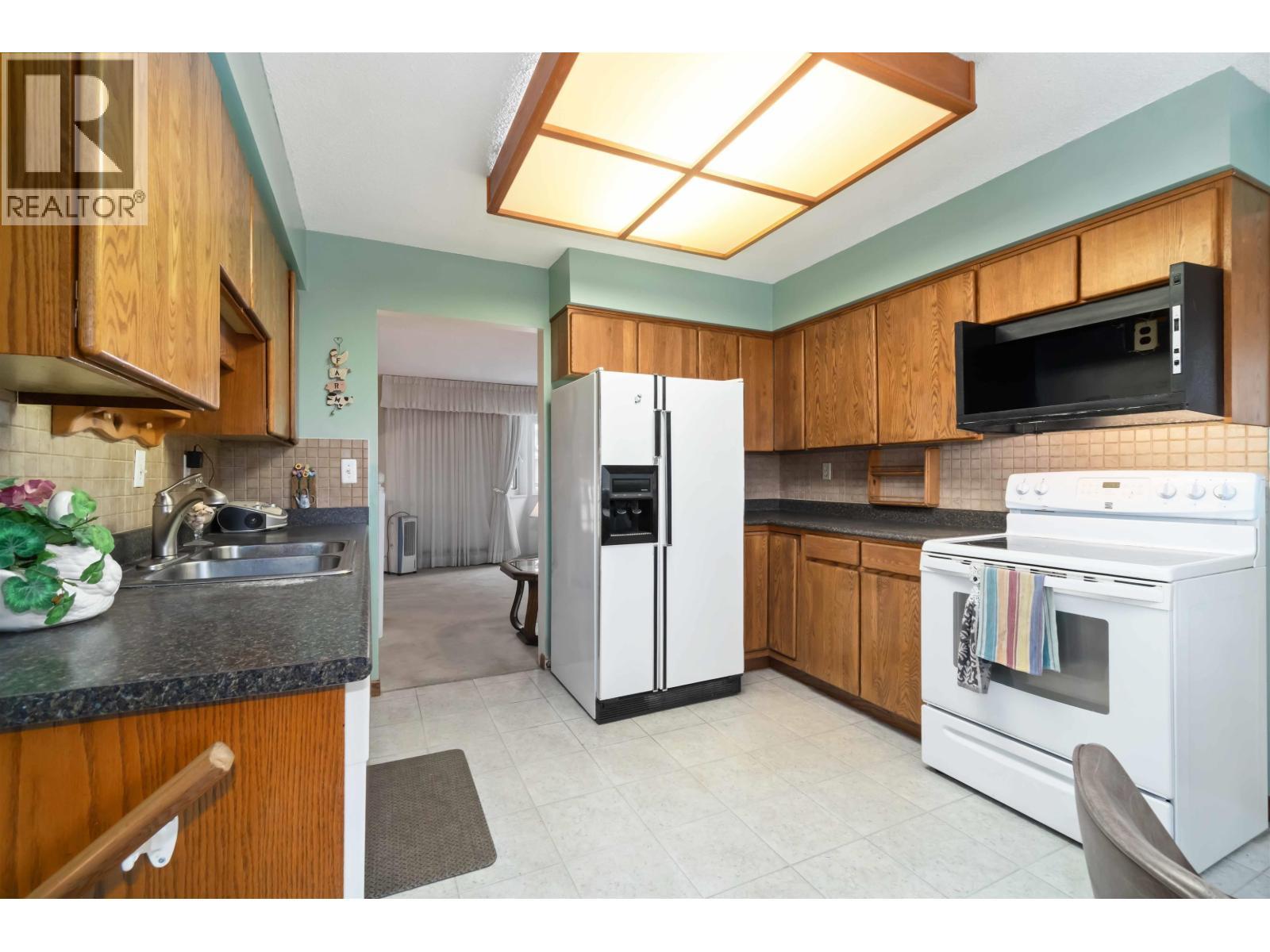814 Kelvin Street, Coquitlam, BC - Indoor Photo Showing Kitchen With Double Sink