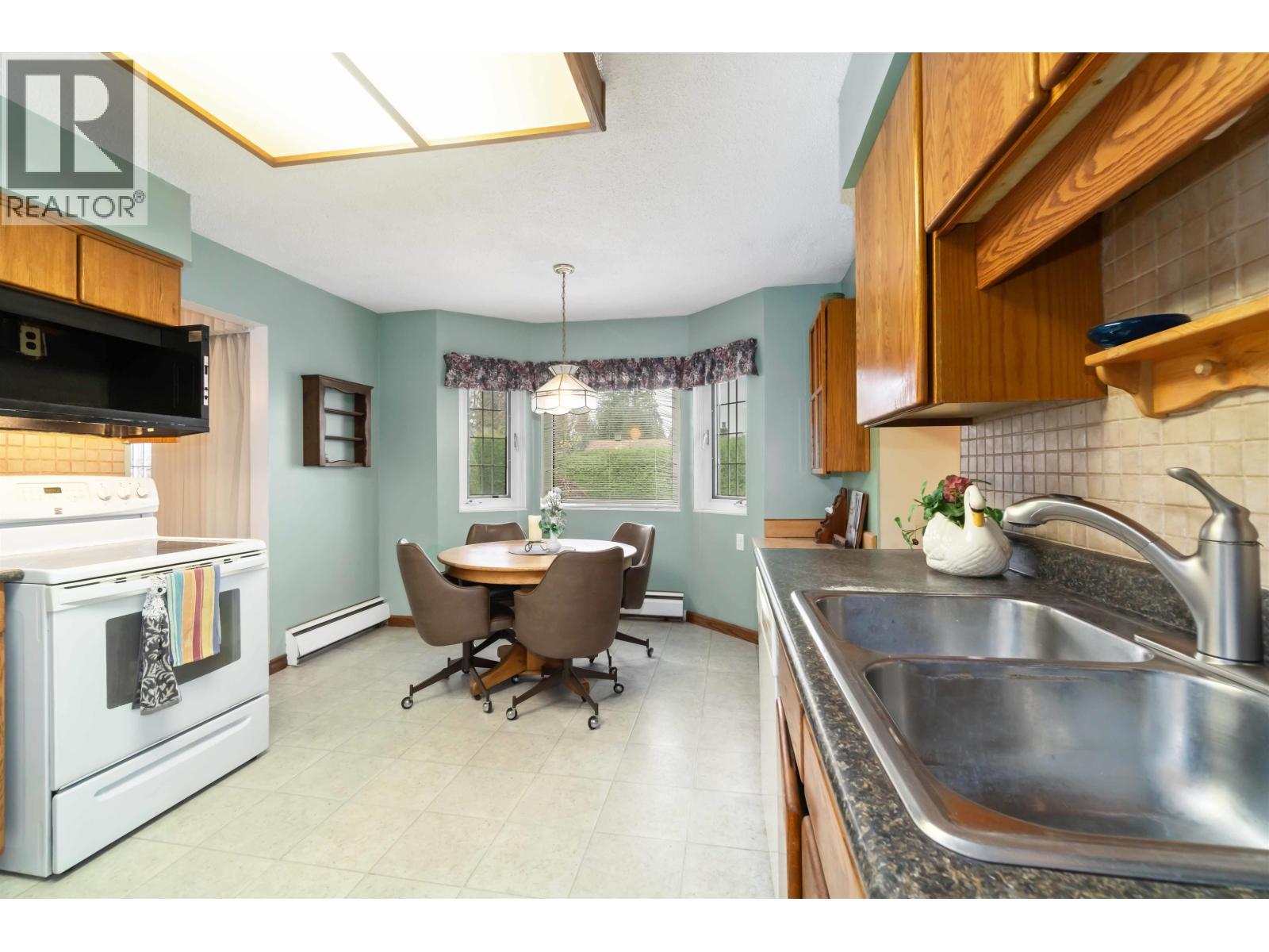 814 Kelvin Street, Coquitlam, BC - Indoor Photo Showing Kitchen With Double Sink