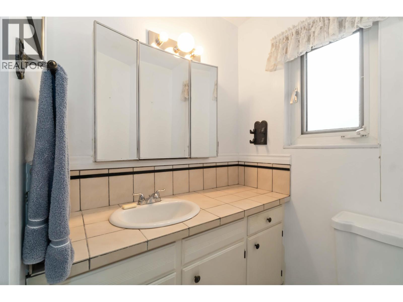814 Kelvin Street, Coquitlam, BC - Indoor Photo Showing Bathroom