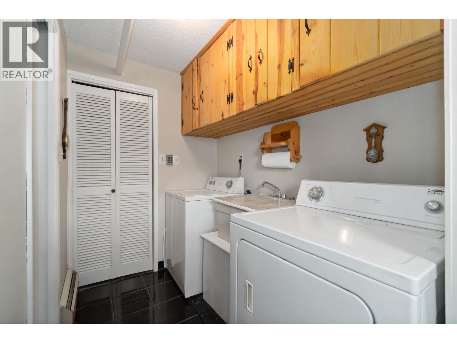 814 Kelvin Street, Coquitlam, BC - Indoor Photo Showing Laundry Room