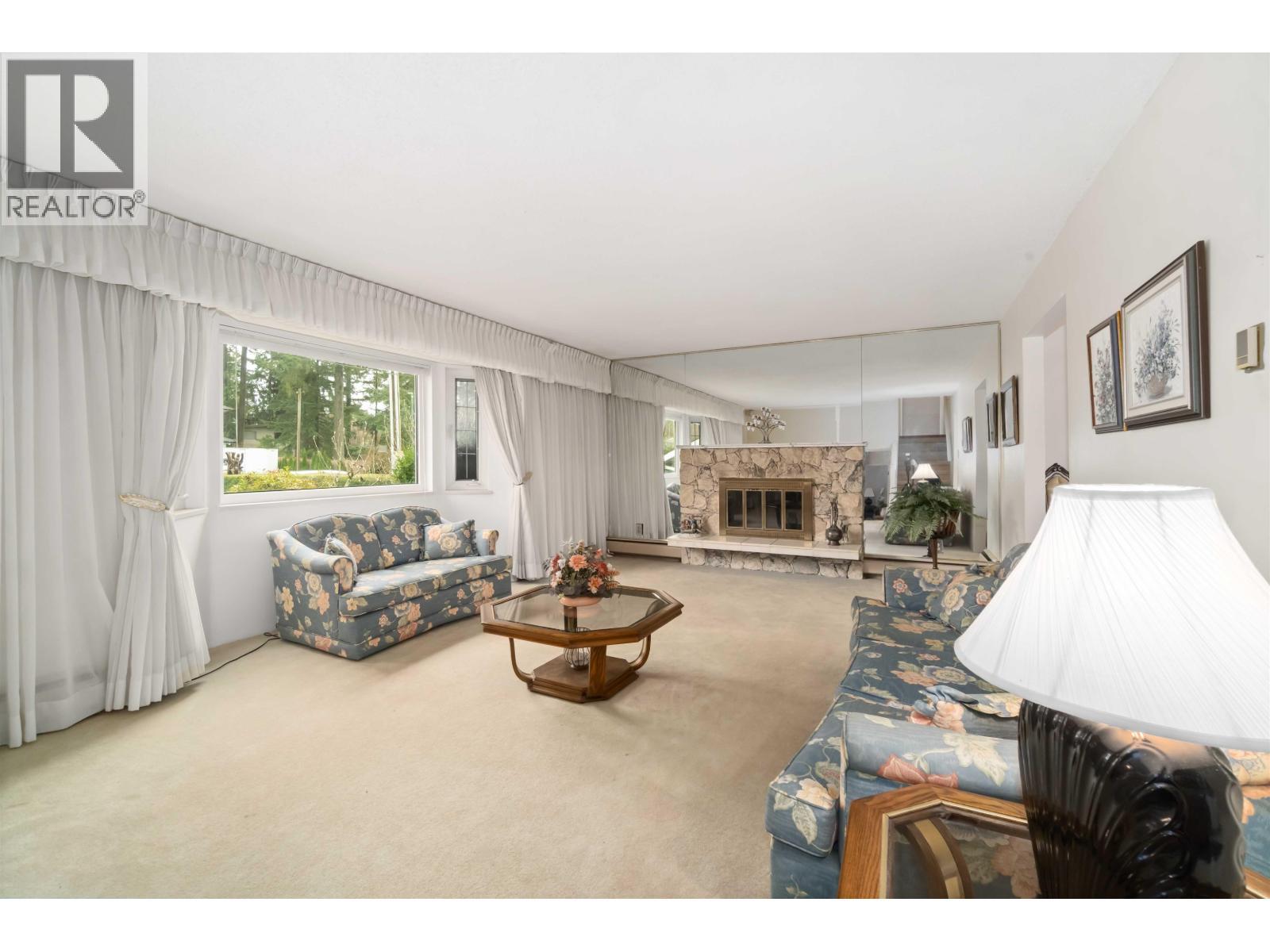 814 Kelvin Street, Coquitlam, BC - Indoor Photo Showing Living Room With Fireplace