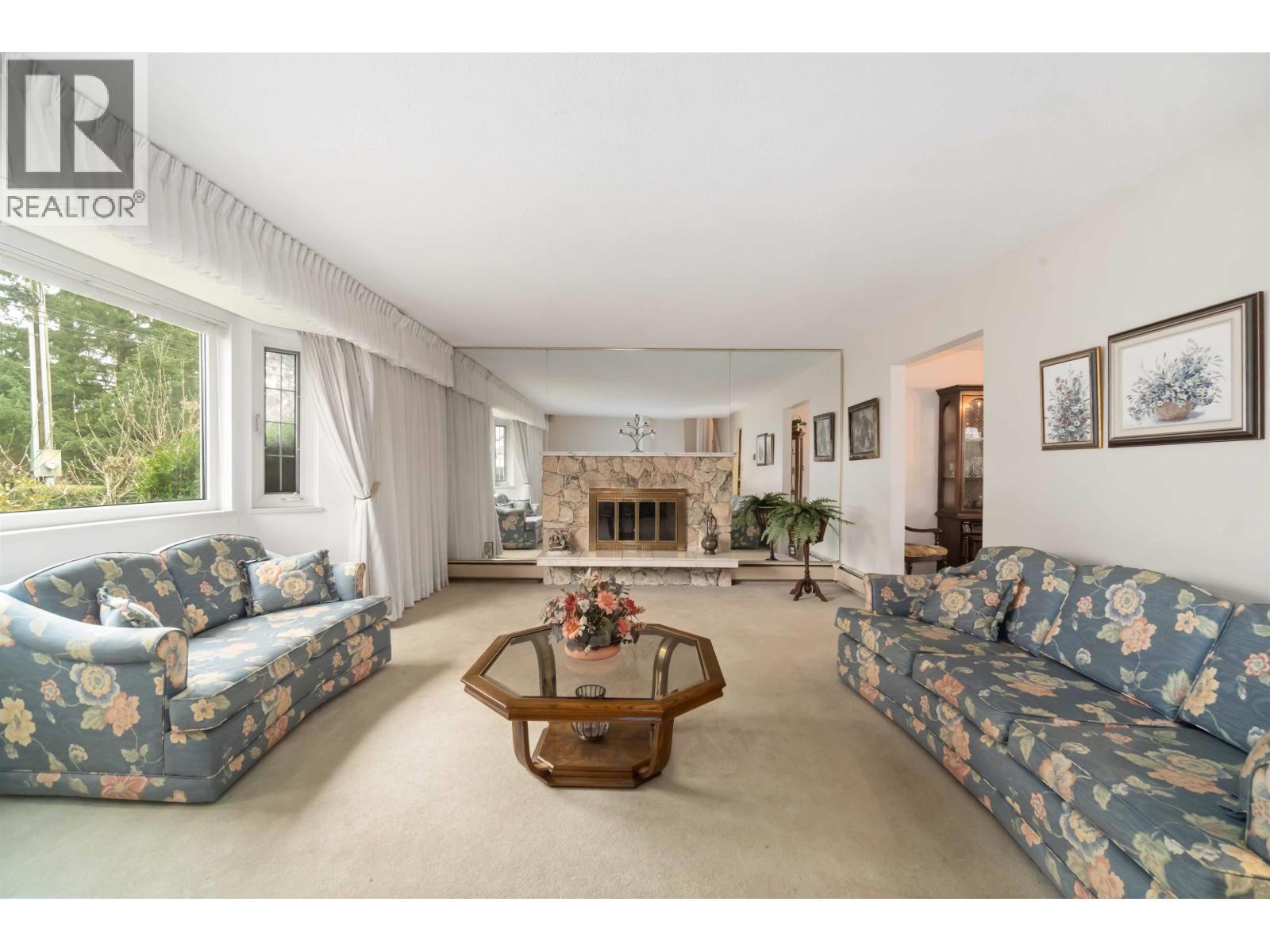 814 Kelvin Street, Coquitlam, BC - Indoor Photo Showing Living Room With Fireplace