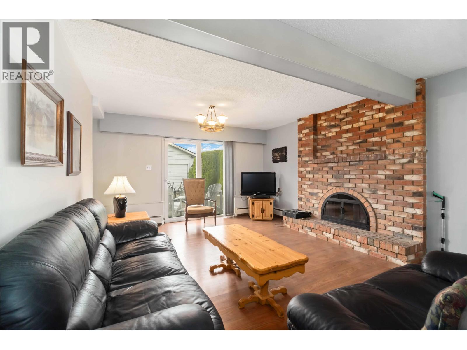 814 Kelvin Street, Coquitlam, BC - Indoor Photo Showing Living Room With Fireplace