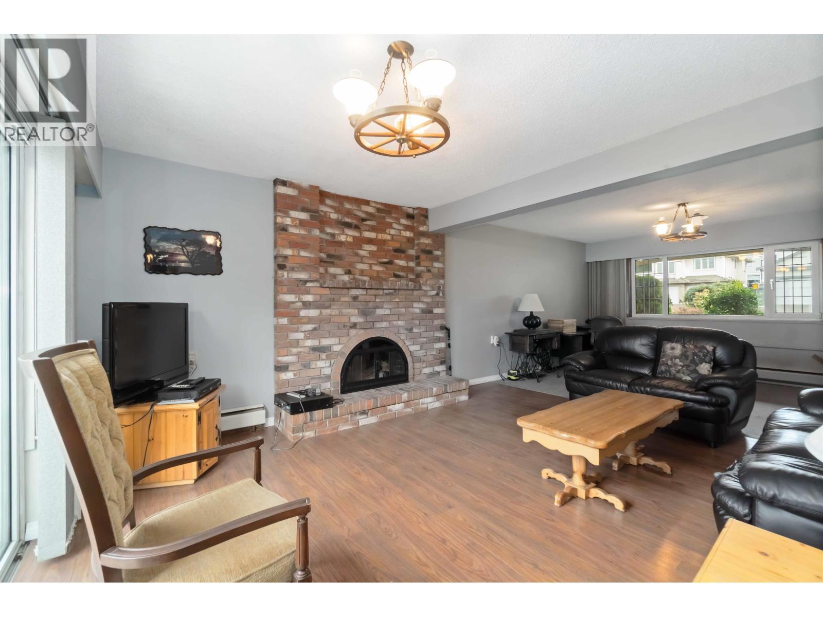 814 Kelvin Street, Coquitlam, BC - Indoor Photo Showing Living Room With Fireplace