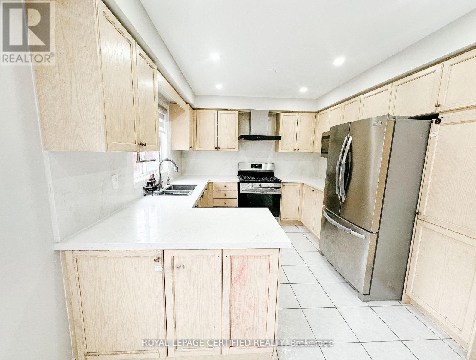 30 Lucerne Drive, Vaughan, ON - Indoor Photo Showing Kitchen With Double Sink