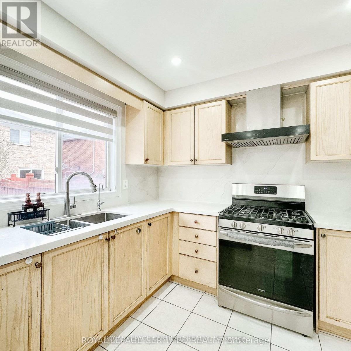 30 Lucerne Drive, Vaughan, ON - Indoor Photo Showing Kitchen With Double Sink