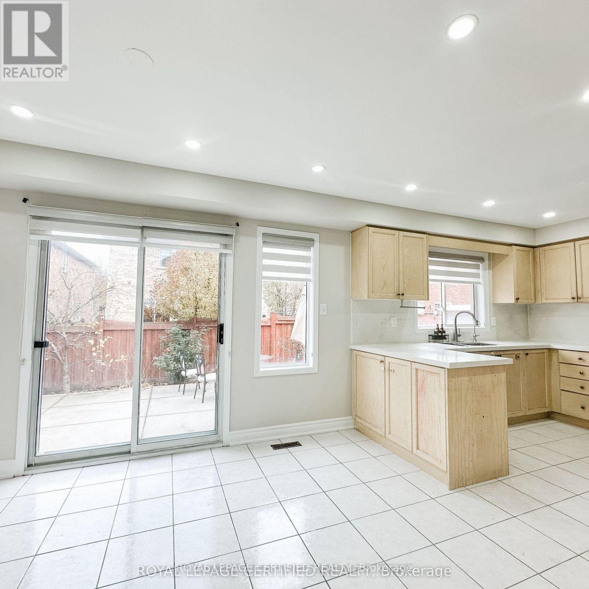 30 Lucerne Drive, Vaughan, ON - Indoor Photo Showing Kitchen