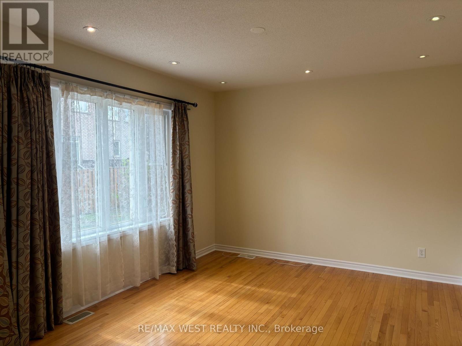 Large windows drawing tons of Natural Light - 12 Haviland Circle, Brampton, ON - Indoor Photo Showing Other Room