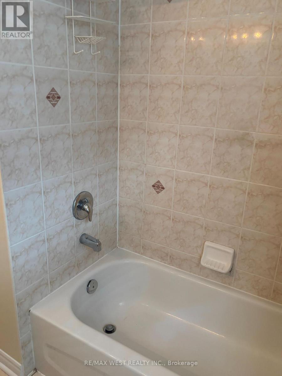 Main Washroom - 12 Haviland Circle, Brampton, ON - Indoor Photo Showing Bathroom