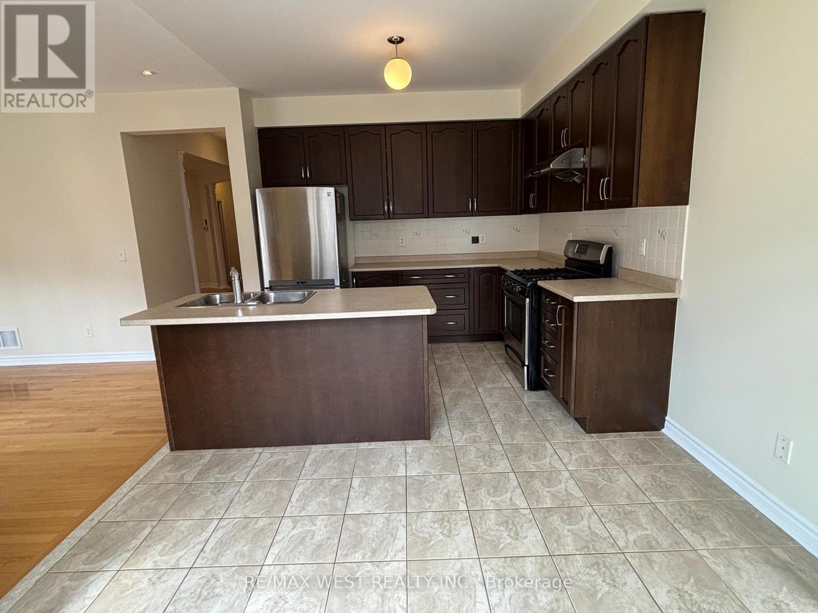 Centre Island for easy work - 12 Haviland Circle, Brampton, ON - Indoor Photo Showing Kitchen With Double Sink